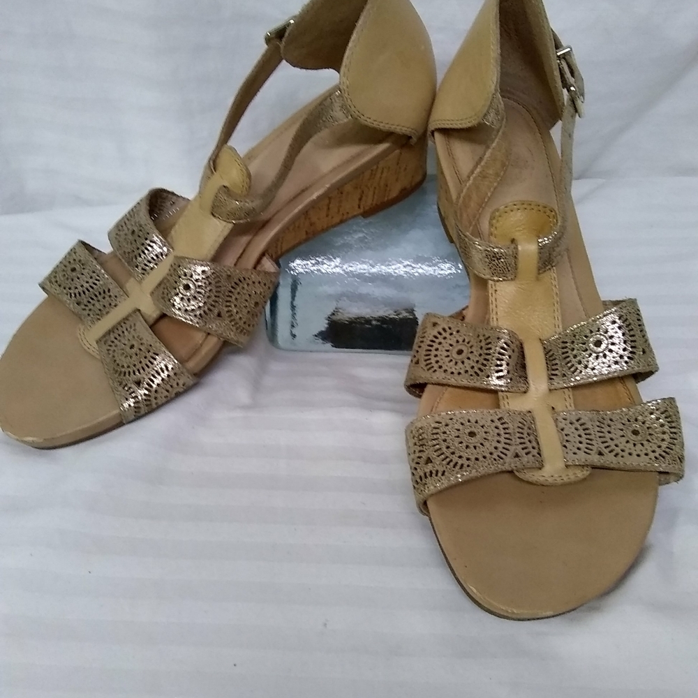 Nurture Sandals 1.5" Wedge Cork Heel Beige & Gold Leather 10.5M